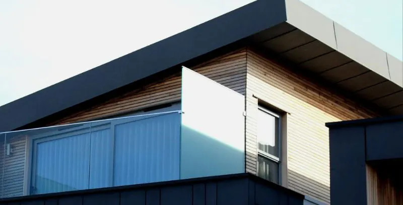 Fasáda moderního domu s balkonem a proskleným zábradlím